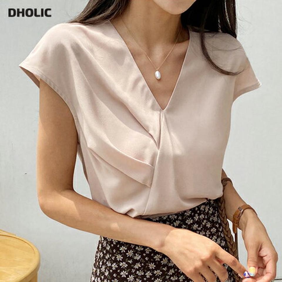 タックディテールVネックブラウス・全3色・b57816 レディース 【bl】韓国 ファッション トップス ブラウス 半袖 大人 Vネック フレンチスリーブ 無地 デコルテ ショートスリーブ オフィスカジュアル カジュアル 無地 フェミニン 夏 春