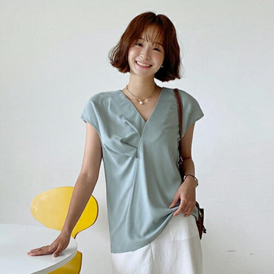 タックディテールVネックブラウス・全3色・b57816 レディース 【bl】韓国 ファッション トップス ブラウス 半袖 大人 Vネック フレンチスリーブ 無地 デコルテ ショートスリーブ オフィスカジュアル カジュアル 無地 フェミニン 夏 春