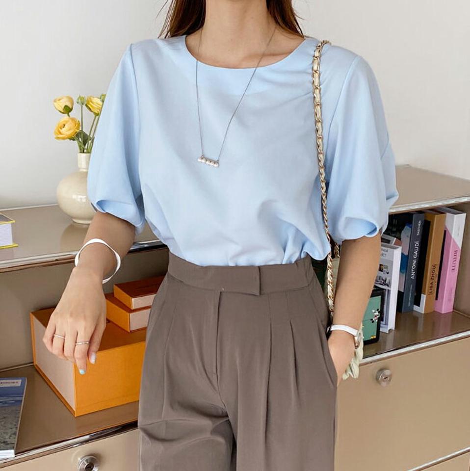 ツイストスリーブブラウス・全4色・b69467 レディース 【bl】トップス ブラウス ツイスト 半袖 ハーフスリーブ 単色 無地 シンプル 大人 オフィスカジュアル ボリューム袖 水色 春 夏 韓国 ファッション ハイホリHIHOLLI