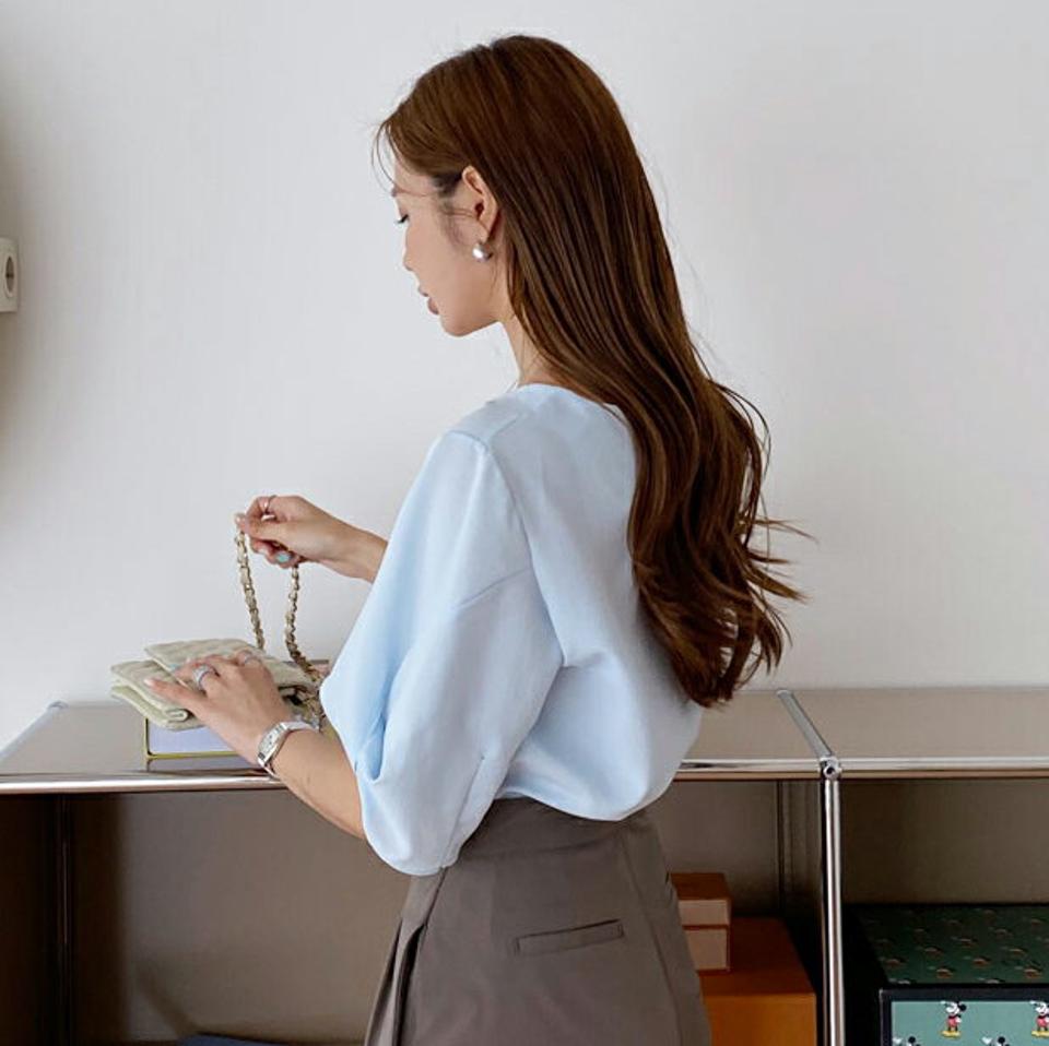 ツイストスリーブブラウス・全4色・b69467 レディース 【bl】トップス ブラウス ツイスト 半袖 ハーフスリーブ 単色 無地 シンプル 大人 オフィスカジュアル ボリューム袖 水色 春 夏 韓国 ファッション ハイホリHIHOLLI