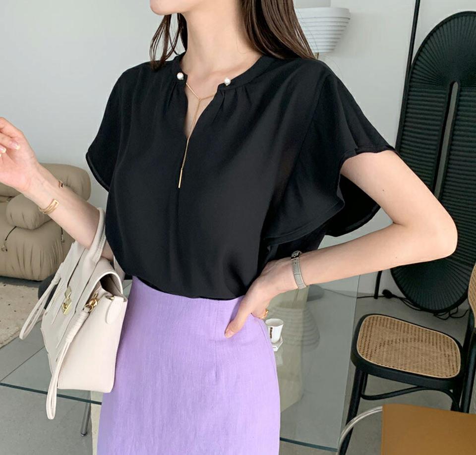 フェイクパールチェーン付ブラウス・全3色・b69469 レディース 【bl】トップス ブラウス 半袖 チェーン パール 上品 オフィスカジュアル きれいめ ユニーク 大人 フェミニン 二の腕カバー 春 夏 韓国ファッション ハイホリHIHOLLI