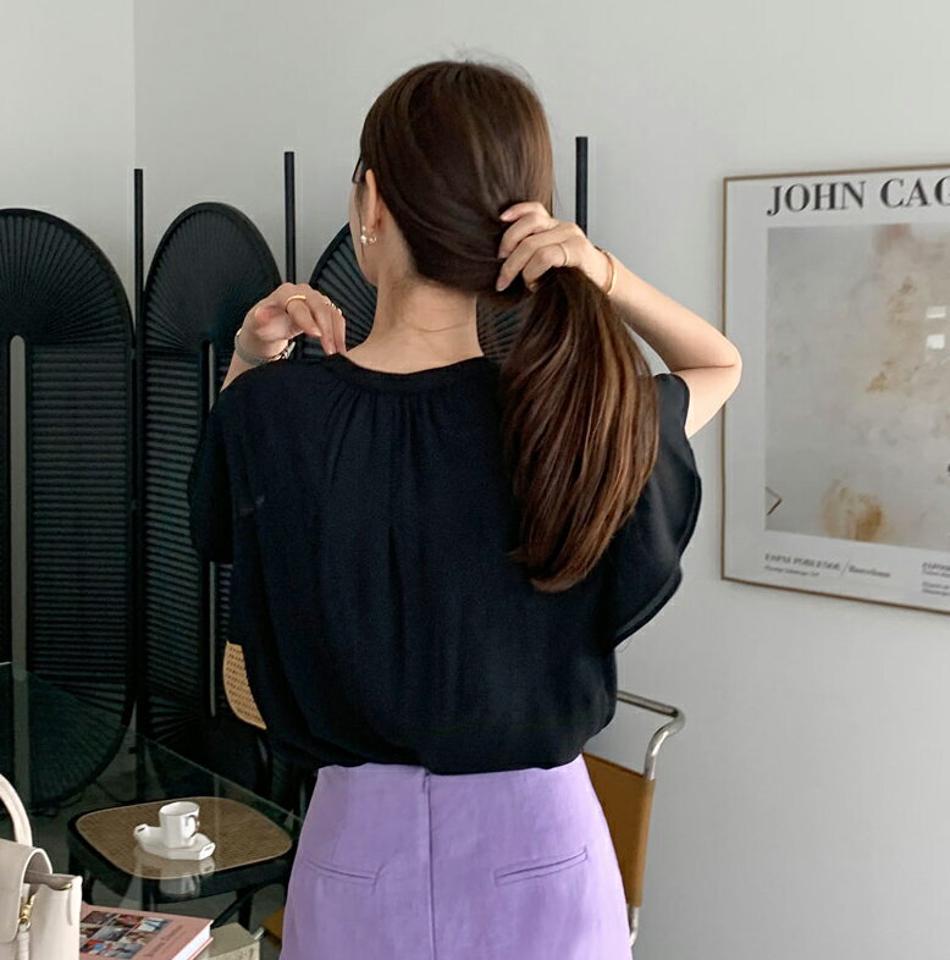 フェイクパールチェーン付ブラウス・全3色・b69469 レディース 【bl】トップス ブラウス 半袖 チェーン パール 上品 オフィスカジュアル きれいめ ユニーク 大人 フェミニン 二の腕カバー 春 夏 韓国ファッション ハイホリHIHOLLI