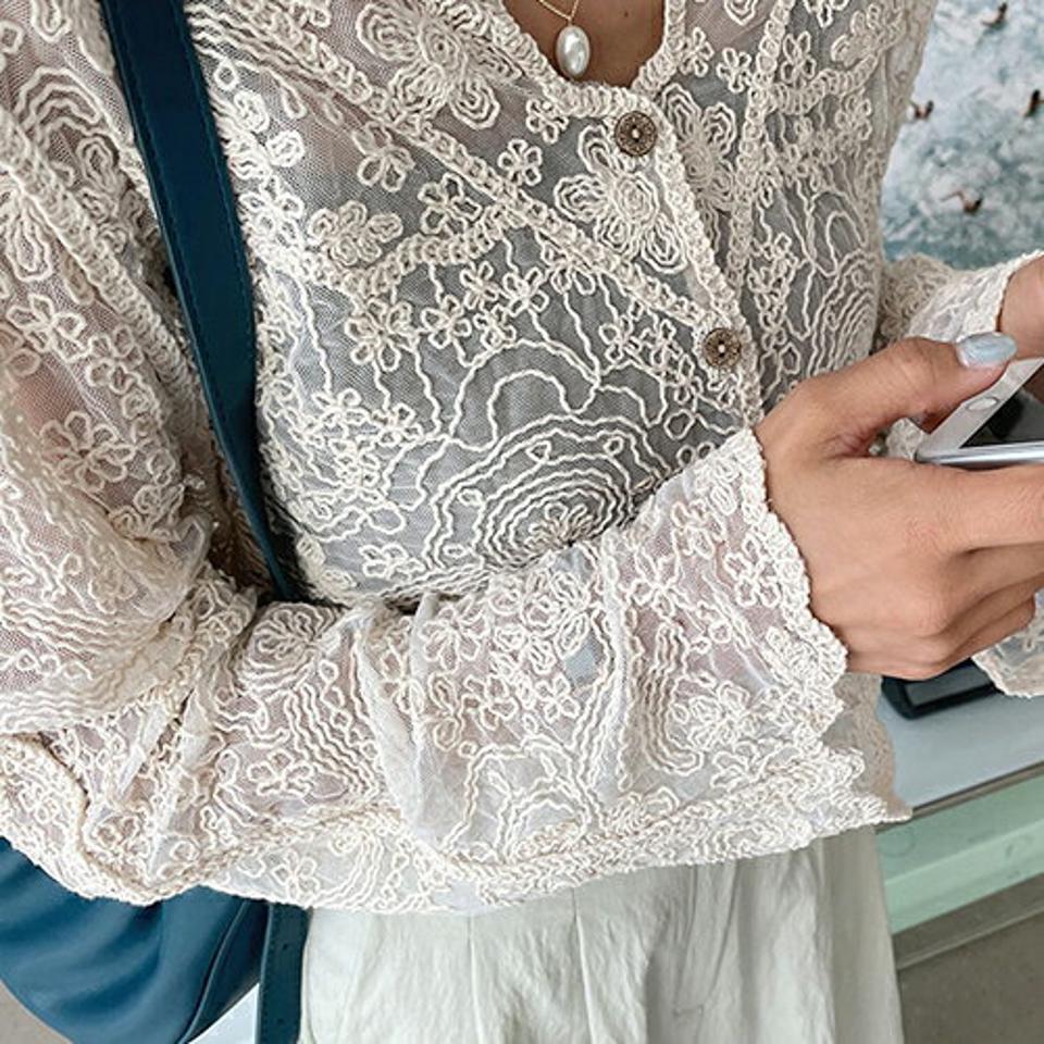 花柄刺繍レースブラウス・全2色・b62496 レディース 【bl】韓国 ファッション トップス ブラウス 半袖 大人 ガーリー 花柄 刺繍 Vネック クロップド丈 ボタン ウェーブヘム フェミニン カジュアル 上品 夏 春