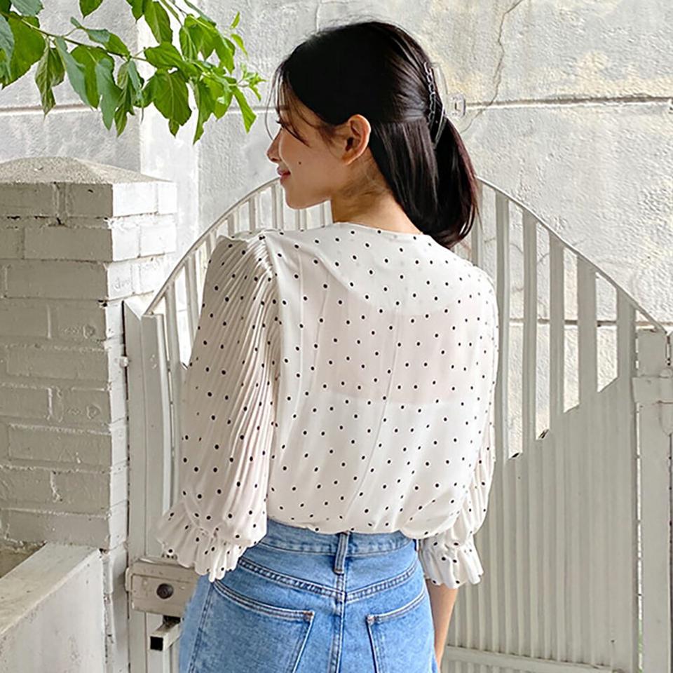ドットラッフルブラウス・全3色・b64606 レディース 【bl】韓国 ファッション トップス ブラウス 半袖 ラブリー フェミニン ラッフル プリーツ ドット パターン 体型カバー 細身 シンプル ガーリー 春 夏 NIJU