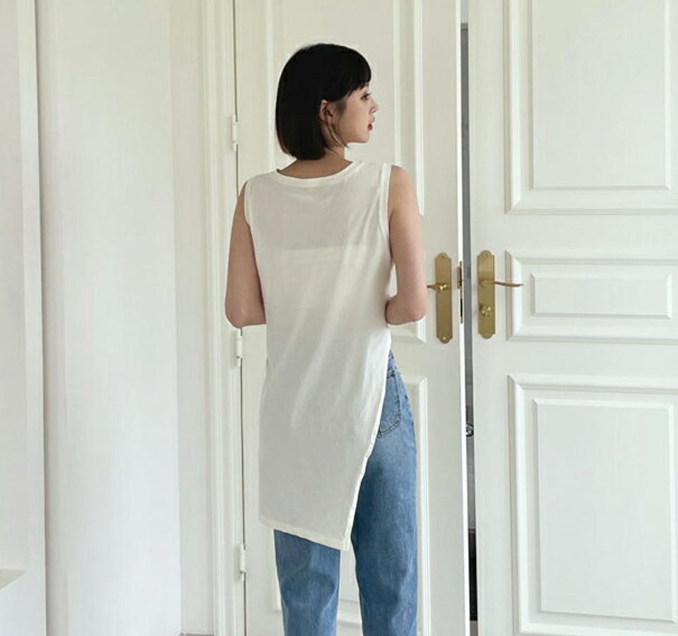 アンバランススリットスリーブレス・全4色・t62548 レディース 【tops】韓国 ファッション トップス Tシャツ アンバランス ユニーク スリーブレス 着痩せ 華奢見 ラウンドネック ノースリーブ スリット ロングTシャツ 体型カーバー 細身 フェミニン 夏 春