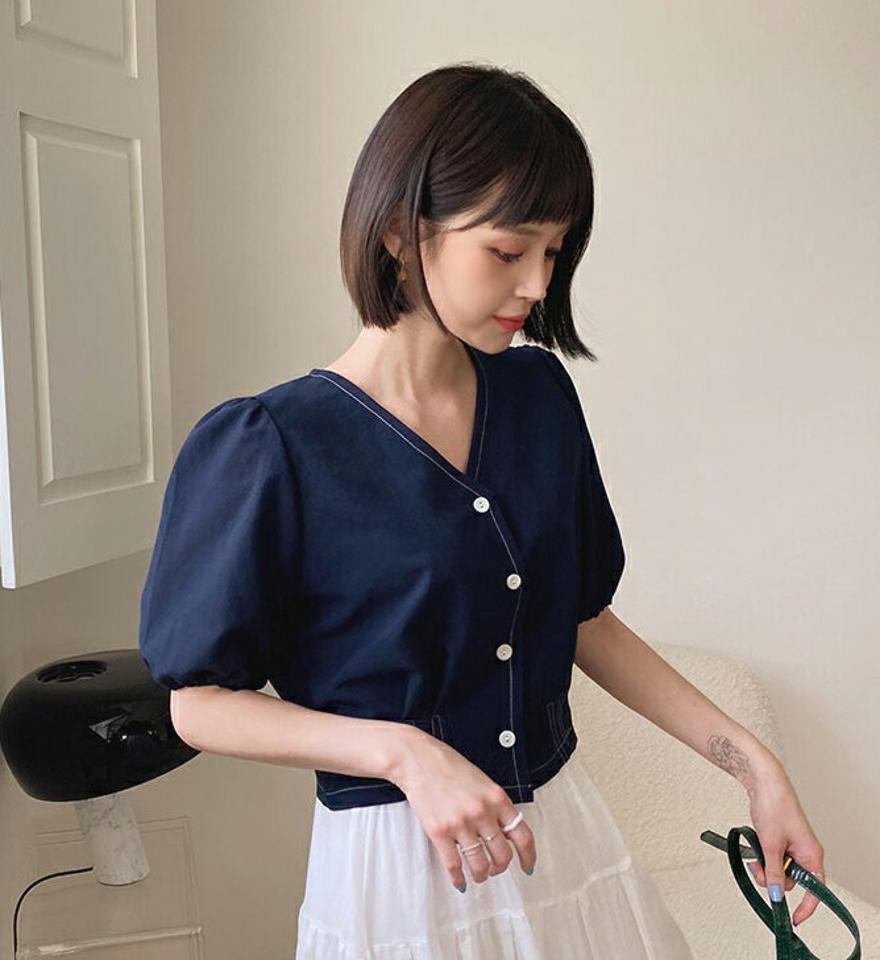 Vネックステッチブラウス・全4色・t62552 レディース 【bl】韓国 ファッション トップス ブラウス 半袖 ステッチ Vネック パフスリーブ フェミニン ボタン スリム デコルテ かわいい カジュアル 上品 夏 春