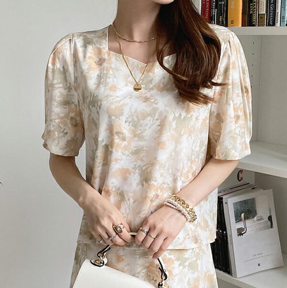 フラワーブラウス・全3色・t00155 レディース 【bl】トップス ブラウス 半袖 ハーフスリーブ パフスリーブ パフ袖 花柄 フェミニン 上品 ハートネック 可愛い かわいい 大人 春 夏 韓国ファッション ハイホリHIHOLLI