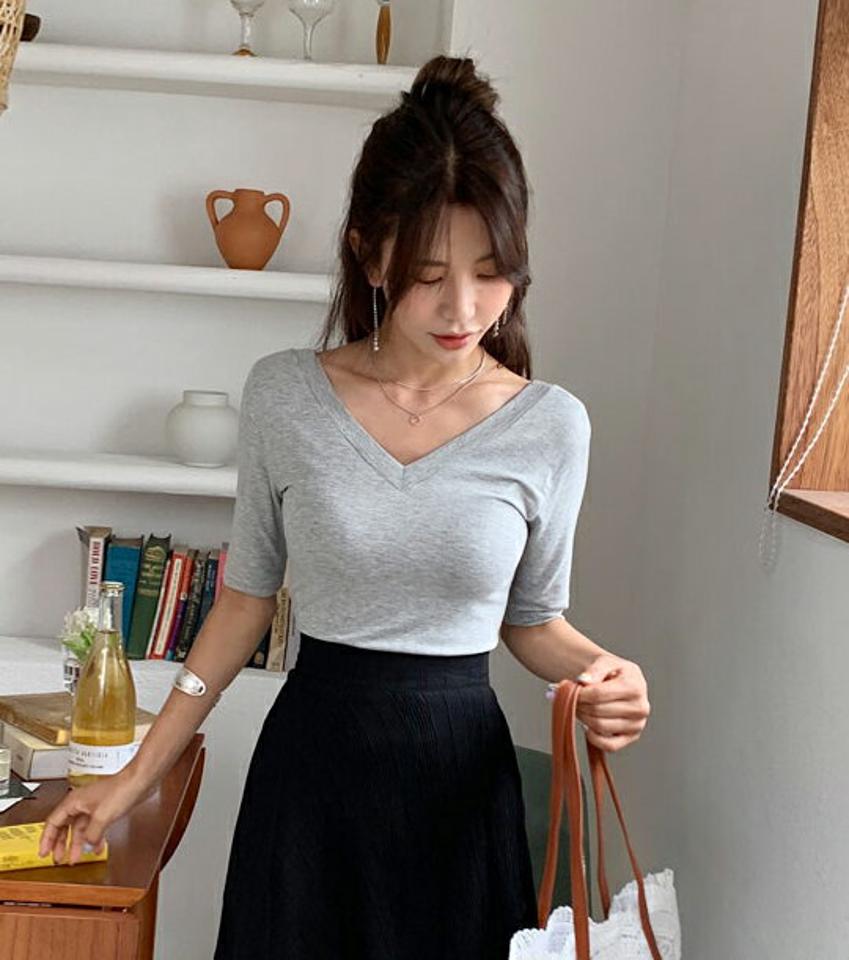 2WAYスリムTシャツ・全3色・t62498 レディース 【tops】韓国 ファッション トップス Tシャツ 半袖 デイリー Vネック スクエアネック 2WAY スリム フィット レーヨン 体型カーバー 細身 フェミニン 夏 春