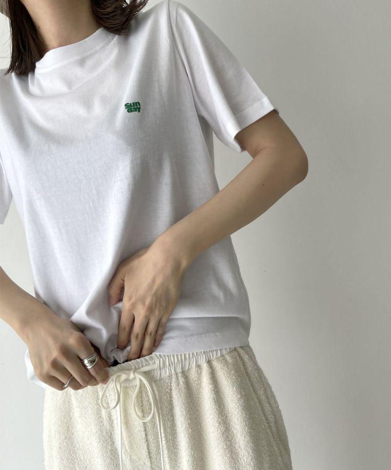 via j(ヴィアジェイ)"SUNDAY"ロゴ半袖Tシャツ