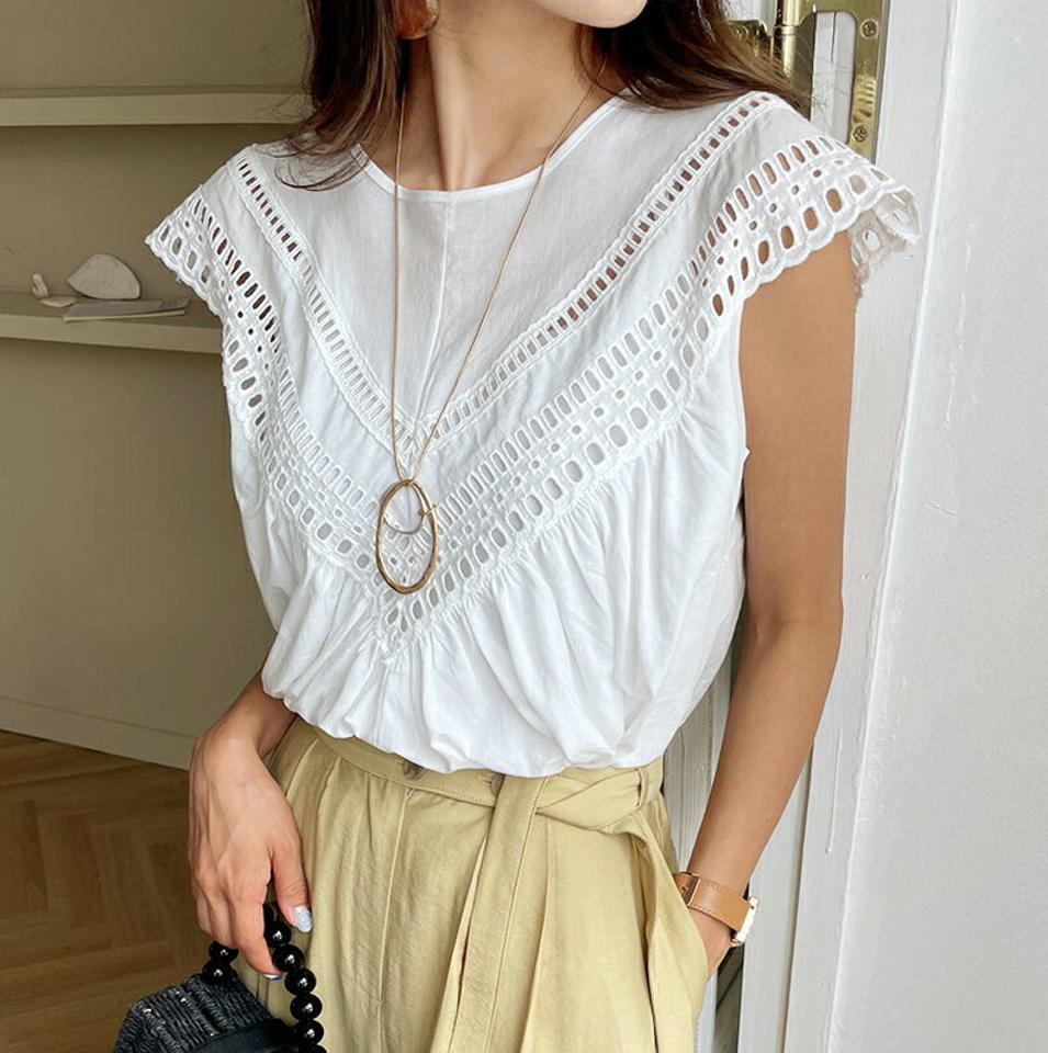 レースVネックブラウス・全2色・t57862 レディース 【bl】韓国 ファッション トップス ブラウス 半袖 パンチング レース V字 リボン ギャザー ラウンドネック フェミニン フレンチスリーブ 着痩せ 華奢見 夏 春