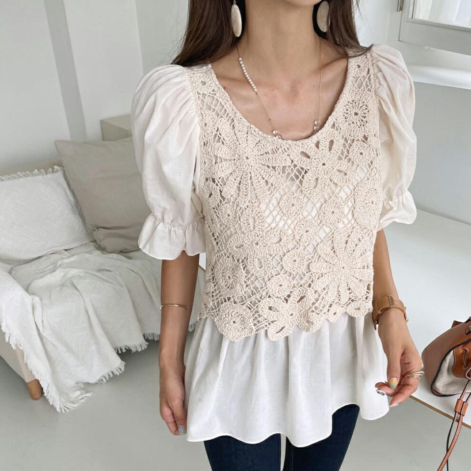 クロシェニットブラウス・全2色・t57865 レディース 【bl】韓国 ファッション トップス ブラウス 半袖 異素材 コットン クロシェ フラワー ニット レイヤード風 花柄 リボン パフ フレア パフスリーブ フェミニン 夏 春