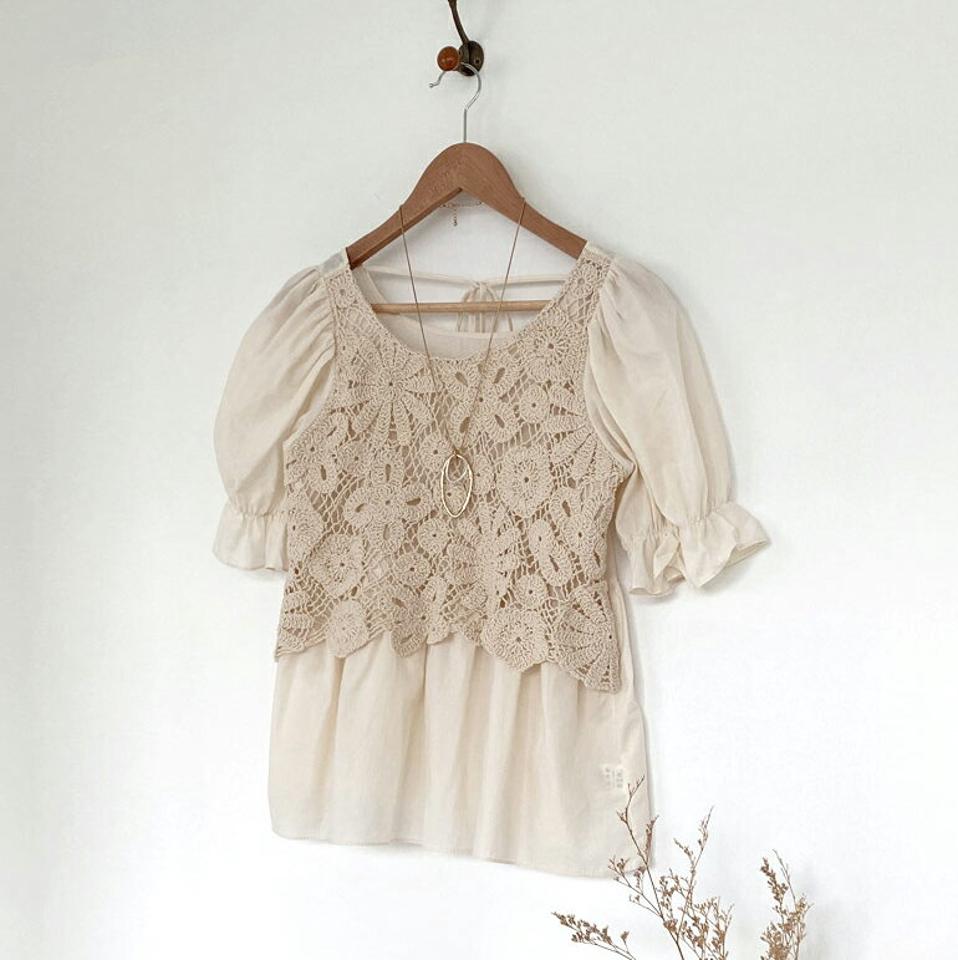 クロシェニットブラウス・全2色・t57865 レディース 【bl】韓国 ファッション トップス ブラウス 半袖 異素材 コットン クロシェ フラワー ニット レイヤード風 花柄 リボン パフ フレア パフスリーブ フェミニン 夏 春