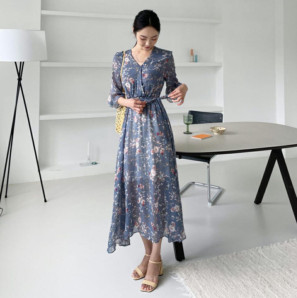 【10%OFF】≪人気商品再入荷≫ストラップ付花柄ワンピース・全2色・b57874 レディース 【ops】韓国ファッション ワンピース ロング丈 半袖 フェミニン シフォン フラワー 花柄 ゴム Vネック ベルスリーブ アンティーク柄 青 デコルテ 体型カバー 夏 春 セール SALE