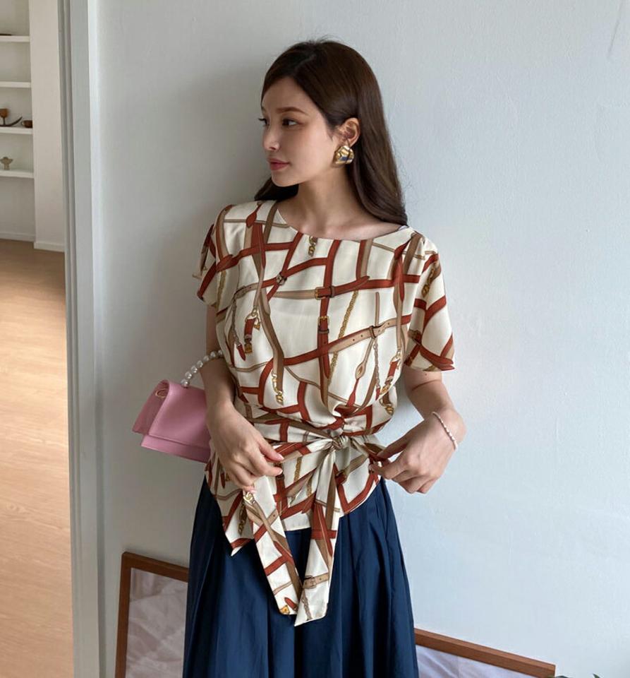 ストラップ付チェーンパターンブラウス・全2色・b69543 レディース 【bl】トップス ブラウス 半袖 チェーン柄 総柄 ストラップ 大人 モダン 高級感 ウエストマーク 雰囲気 アンバランス ショートスリーブ 春 夏 韓国 ファッション ハイホリHIHOLLI