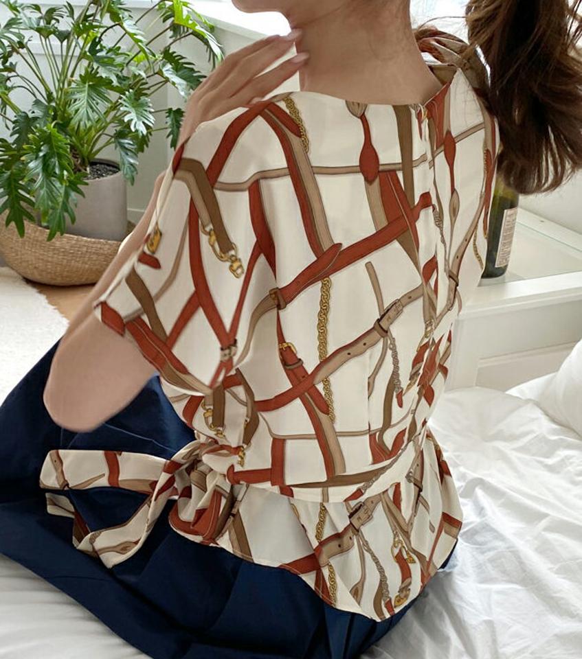 ストラップ付チェーンパターンブラウス・全2色・b69543 レディース 【bl】トップス ブラウス 半袖 チェーン柄 総柄 ストラップ 大人 モダン 高級感 ウエストマーク 雰囲気 アンバランス ショートスリーブ 春 夏 韓国 ファッション ハイホリHIHOLLI