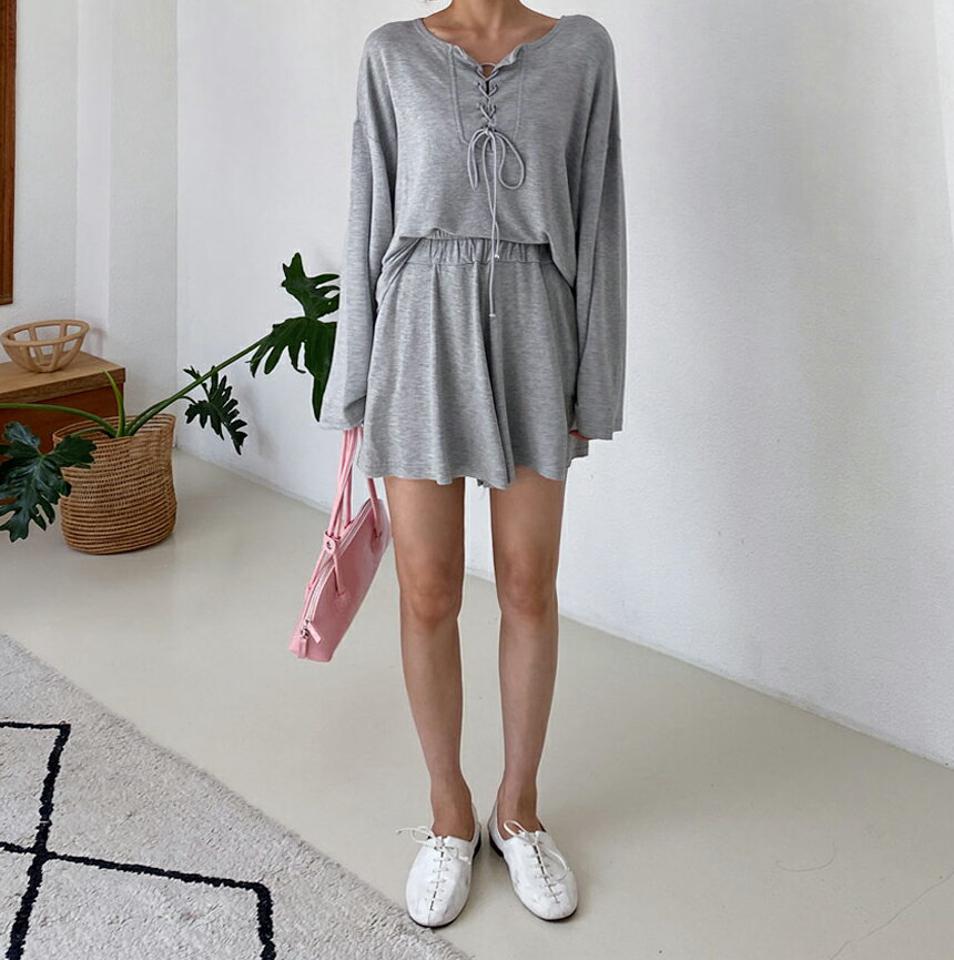 レースアップTシャツ&ショートパンツ・全2色・t64480 レディース 【pt】韓国 ファッション ボトムス ショート ショートパンツ セットアップ Tシャツ ルーズ ラウンドネック レースアップ 長袖 ゆったり 体型カーバー 細身 足長 着痩せ 夏 春
