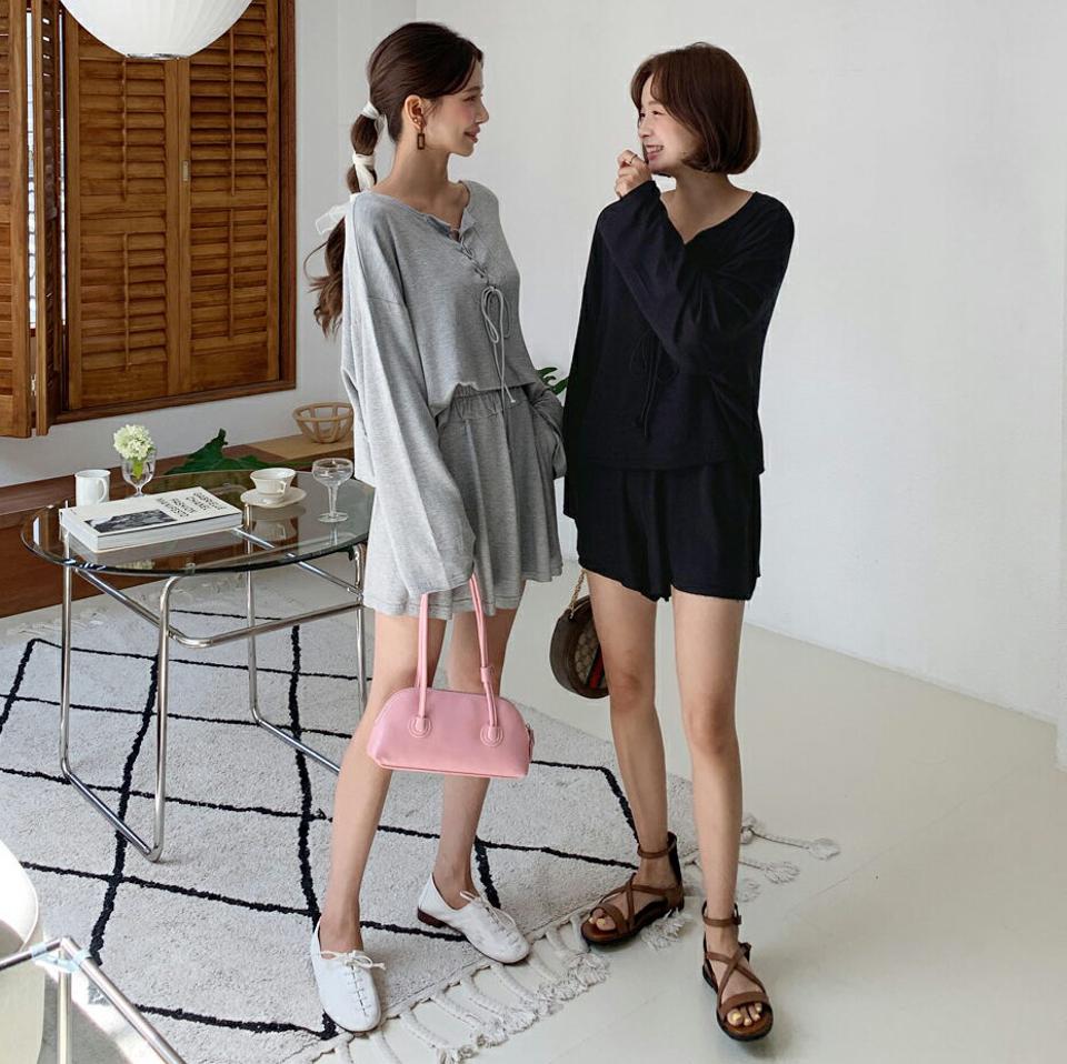 レースアップTシャツ&ショートパンツ・全2色・t64480 レディース 【pt】韓国 ファッション ボトムス ショート ショートパンツ セットアップ Tシャツ ルーズ ラウンドネック レースアップ 長袖 ゆったり 体型カーバー 細身 足長 着痩せ 夏 春