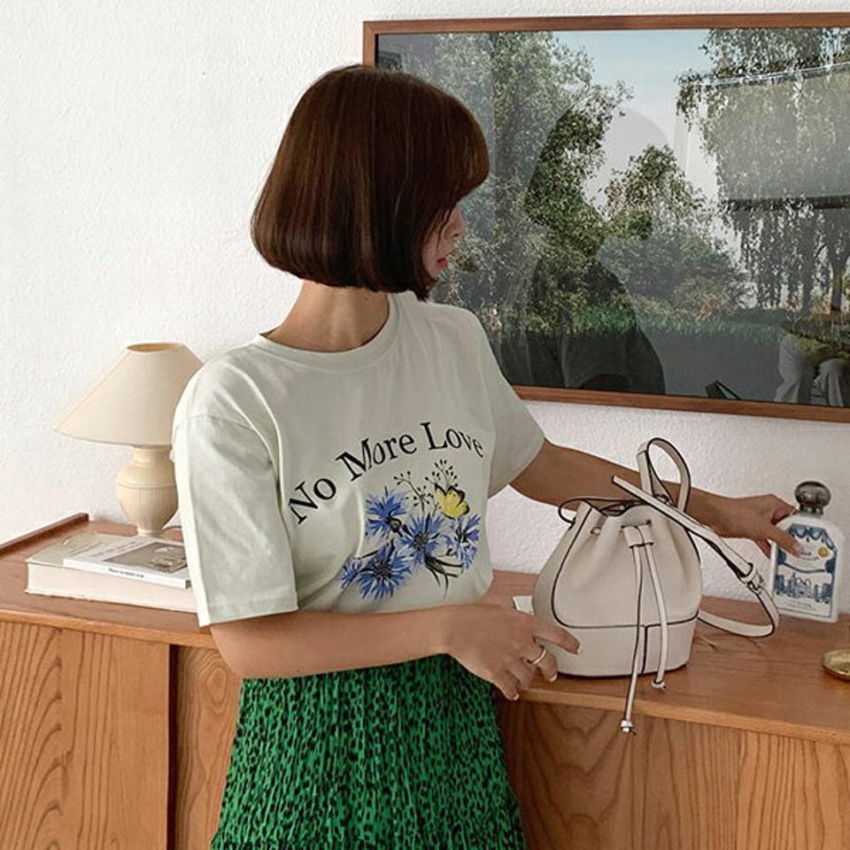 バタフライレタリングTシャツ・全3色・t64447 レディース 【tops】韓国 ファッション トップス Tシャツ 半袖 レタリング 花 コットン ラウンドネック フェミニン カジュアル ベーシック デイリー 夏 春