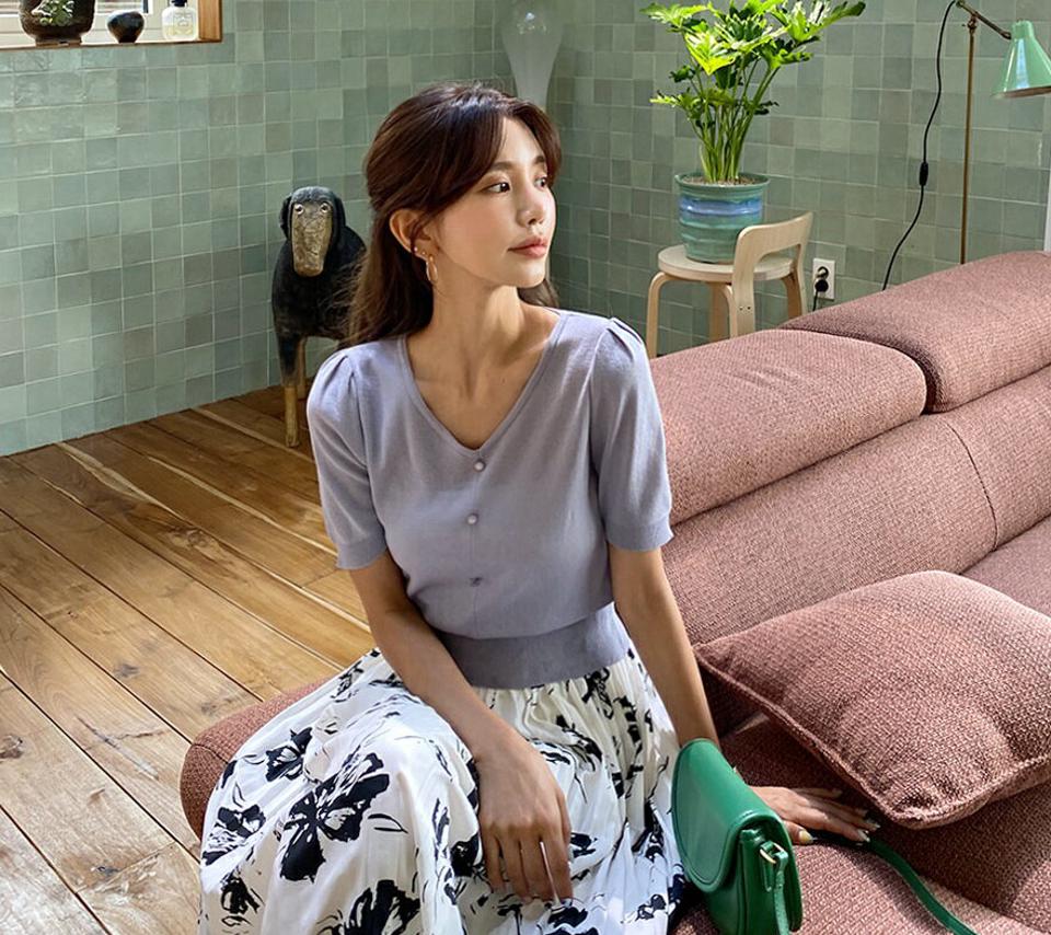 フェイクボタンVネックニット・全4色・b65696 レディース 【tops】韓国 ファッション トップス ニット 半袖 ボタン Vネック デコルテ ギャザー ボリューム カジュアル 体型カバー 細身 フェミニン スリム フィット 夏 春