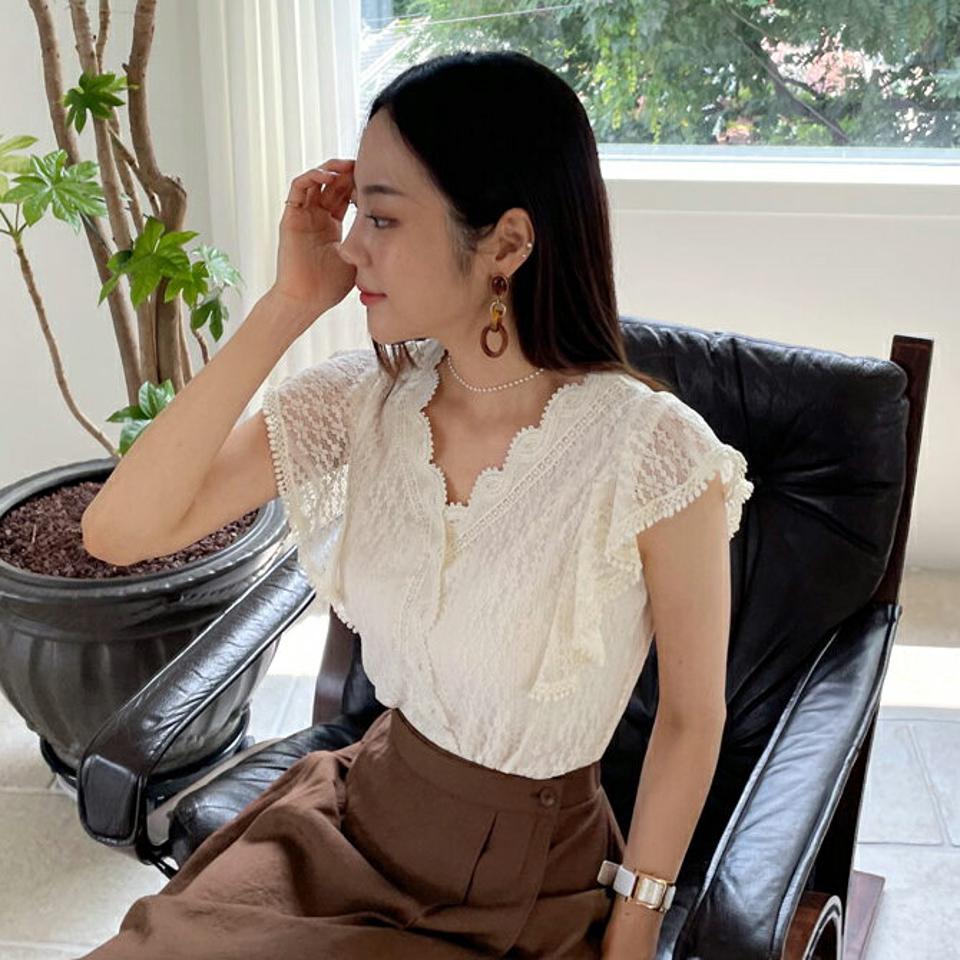 即日配送【只今30%OFF】Vネックフリルレースブラウス・全2色・b65752 レディース 【bl】韓国ファッション トップス ブラウス レース フレンチスリーブ 着痩せ 華奢見 フリル デコルテ フェミニン 上品 夏 春