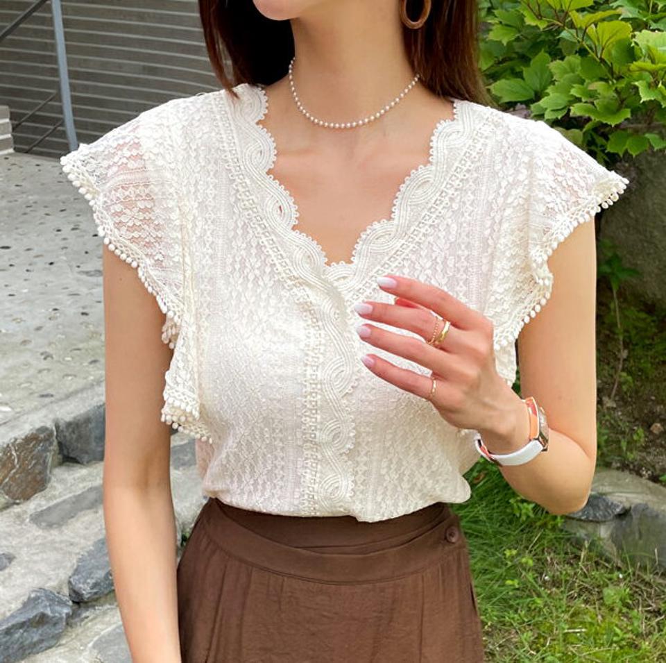 即日配送【只今30%OFF】Vネックフリルレースブラウス・全2色・b65752 レディース 【bl】韓国ファッション トップス ブラウス レース フレンチスリーブ 着痩せ 華奢見 フリル デコルテ フェミニン 上品 夏 春