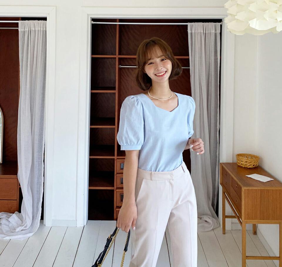 【タイム特価】Vスクエアネックパフブラウス・全3色・e62584 レディース 【bl】韓国ファッション トップス ブラウス 半袖 ラブリー 鎖骨 Vスクエアネック Vネック スクエアネック 水色 パフスリーブ ハーフスリーブ デコルテ フェミニン 上品 スリム 夏 春239 【TS】セール