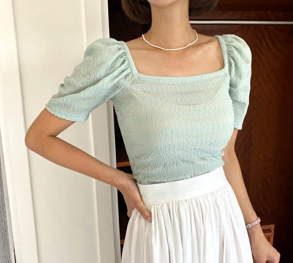 スクエアリンクルブラウス・全3色・e62583 レディース 【bl】韓国ファッション トップス ブラウス 半袖 リンクル 鎖骨 デコルテ スクエアネック クロップド丈 水色 フェミニン 上品 スリム フィット 夏 春