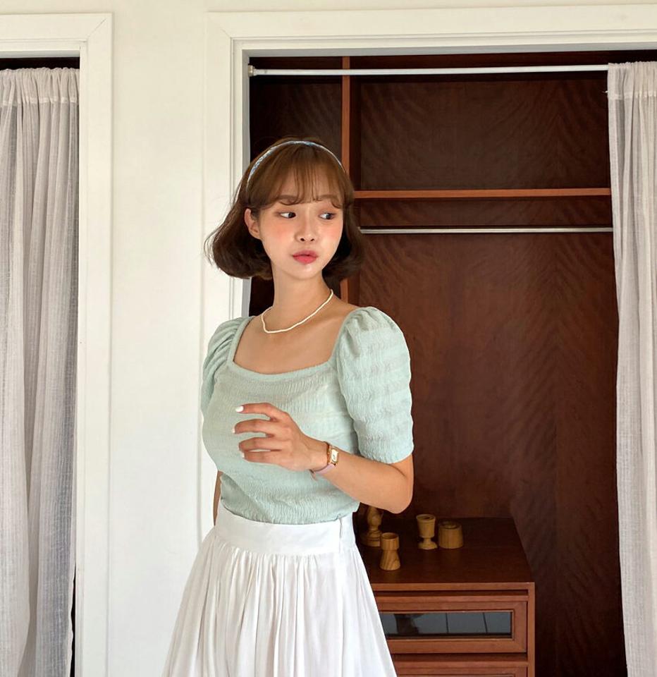 スクエアリンクルブラウス・全3色・e62583 レディース 【bl】韓国ファッション トップス ブラウス 半袖 リンクル 鎖骨 デコルテ スクエアネック クロップド丈 水色 フェミニン 上品 スリム フィット 夏 春