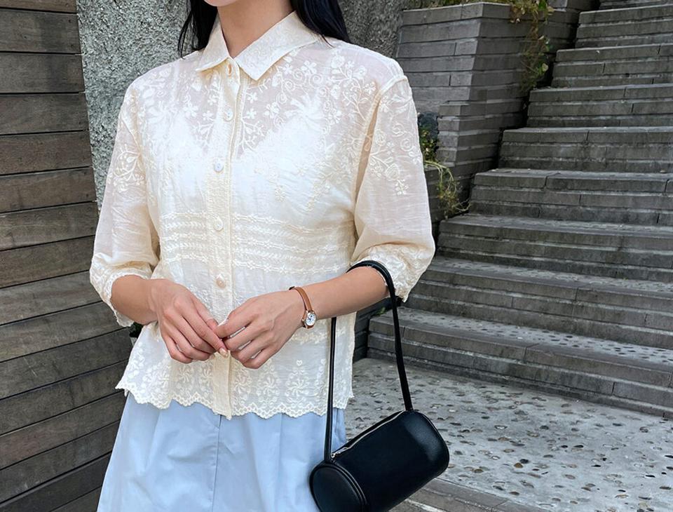 刺繍ボタンカラーブラウス・全2色・t64690 レディース 【bl】韓国 ファッション トップス ブラウス ポロ襟 刺繍 ガーリー カラーネック ボタン 花柄 フラワー パターン 体型カバー 細身 カジュアル 春 夏 NIJU