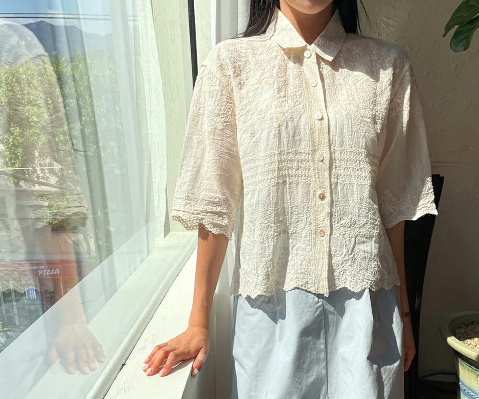 刺繍ボタンカラーブラウス・全2色・t64690 レディース 【bl】韓国 ファッション トップス ブラウス ポロ襟 刺繍 ガーリー カラーネック ボタン 花柄 フラワー パターン 体型カバー 細身 カジュアル 春 夏 NIJU