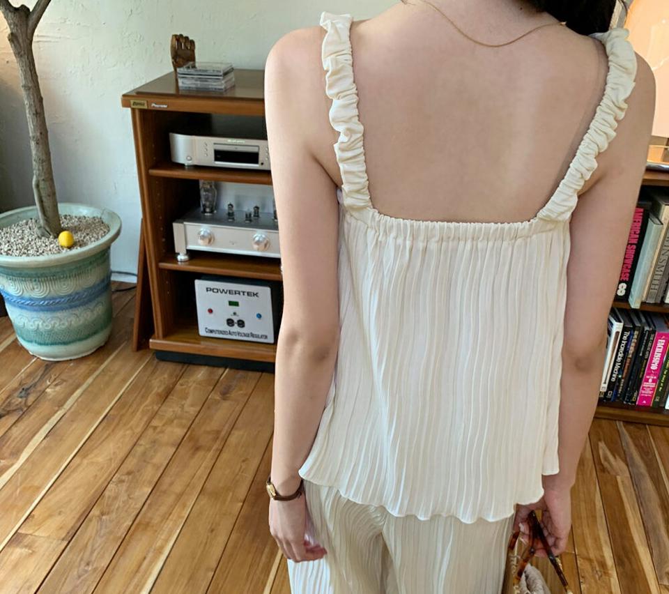 リンクルゴムスリーブレス・全3色・t64709 レディース 【tops】韓国 ファッション トップス スリーブレス ノースリーブ リンクル ゴム デコルテ フレア 着痩せ 華奢見 スリム フェミニン 体型カーバー ガーリー 春 夏 NIJU