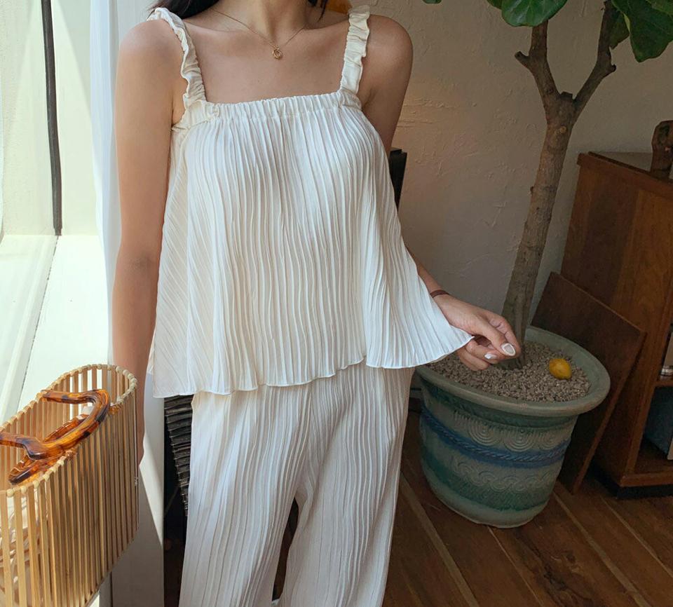 リンクルゴムスリーブレス・全3色・t64709 レディース 【tops】韓国 ファッション トップス スリーブレス ノースリーブ リンクル ゴム デコルテ フレア 着痩せ 華奢見 スリム フェミニン 体型カーバー ガーリー 春 夏 NIJU