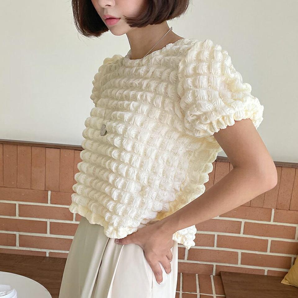 ボリュームリンクルブラウス・全2色・t62546 レディース 【bl】韓国 ファッション トップス ブラウス 半袖 ラブリー シワ ふわふわ やわらかい ボリューム ラウンドネック クロップド丈 フェミニン 上品 スリム ガーリー 夏 春