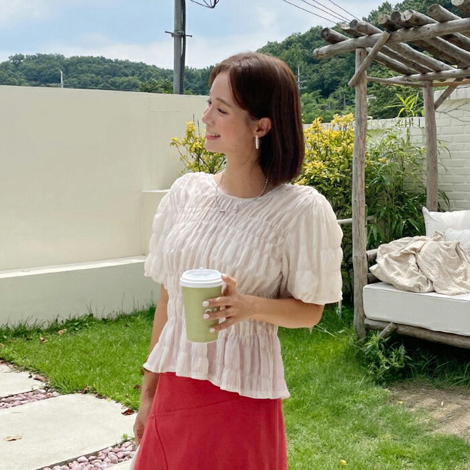 シャーリングブラウス・全3色・b62544 レディース 【bl】韓国 ファッション トップス ブラウス 半袖 ラブリー メリハリ シャーリング ボタン ラウンドネック バルーン袖 デコルテ フェミニン 上品 スリム 夏 春