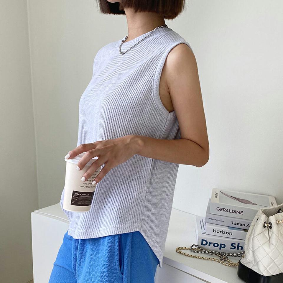 ワッフルダイアゴナルスリーブレス・全2色・t62538 レディース 【tops】韓国 ファッション トップス ノースリーブ スリーブレス ユニーク ワッフル生地 ダイアゴナル アンバランス ラウンドネック スリム フィット 細身 無地 肌見せ 華奢見 夏 春