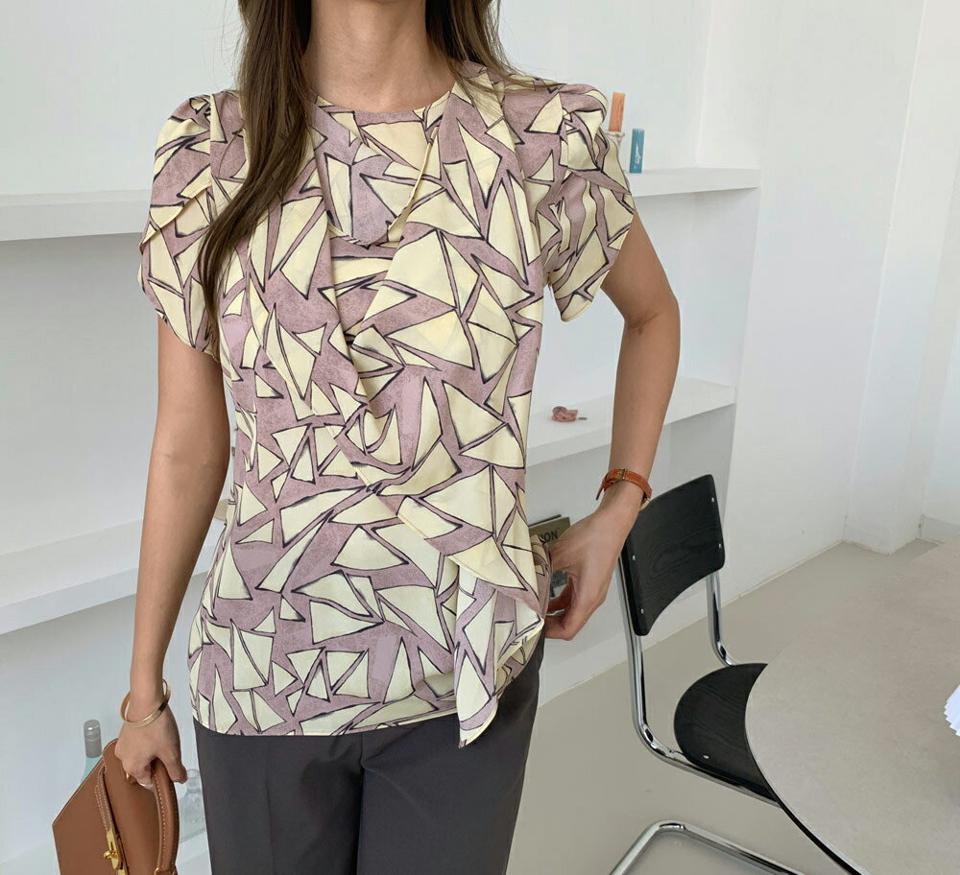 パターンドレープネックブラウス・全3色・b69699 レディース 【bl】トップス ブラウス 半袖 ドレープ 総柄 モダン 大人 シック グラフィック 春 夏 韓国 ファッション ハイホリHIHOLLI