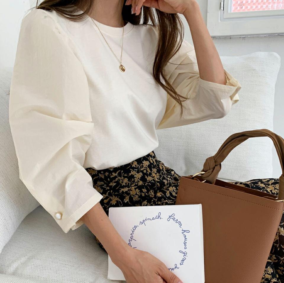 コントラストギャザーTシャツ・全3色・t64528 レディース 【tops】韓国 ファッション トップス Tシャツ 長袖 秋 ギャザー ラウンドネック 異素材 パフスリーブ パールボタン パール ルーズ ゆったり 体型カーバー デイリー 夏 春