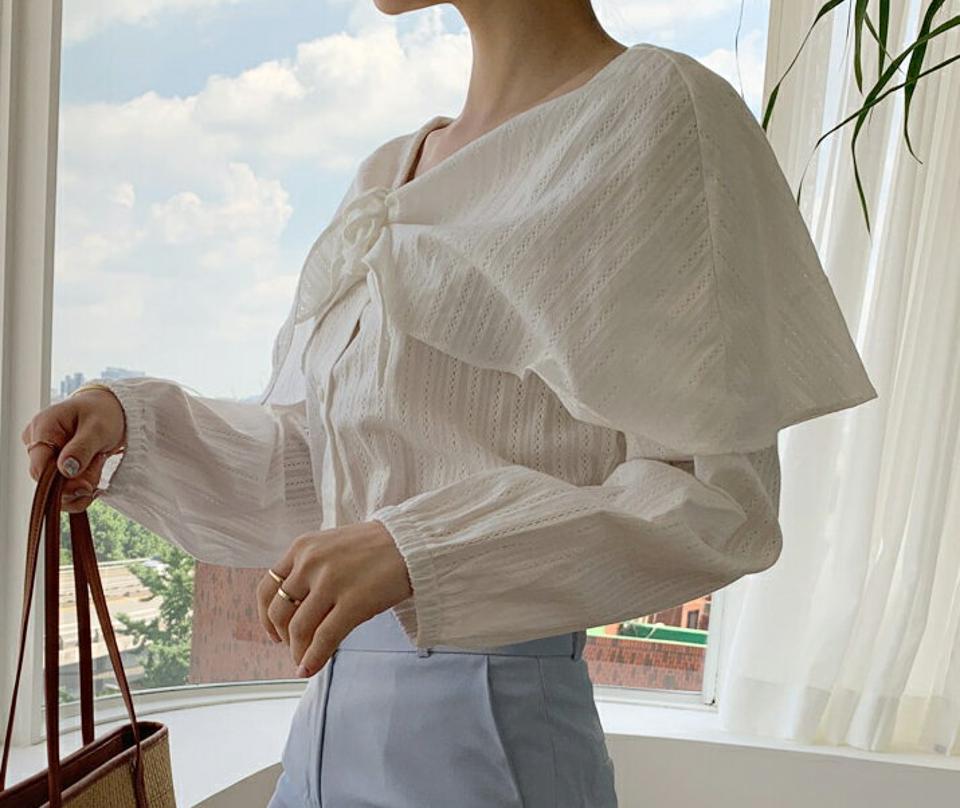 リボンケープブラウス・全2色・t69557 レディース 【bl】トップス ブラウス 長袖 ケープ りぼん ガーリー 大人 シンプル 可愛い かわいい デコルテ 鎖骨 コットン 綿 春 秋 韓国 ファッション ハイホリHIHOLLI