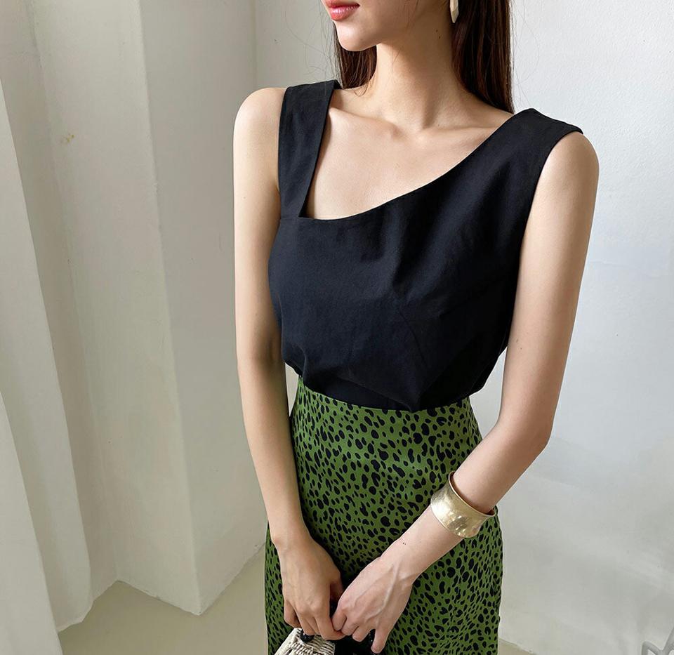 アシメスリーブレス・全2色・t65439 レディース 【tops】韓国 ファッション トップス Tシャツ スリーブレス ノースリーブ 華奢見 アンバランス ショルダー デコルテ 体型カーバー 細身 フェミニン 夏 春