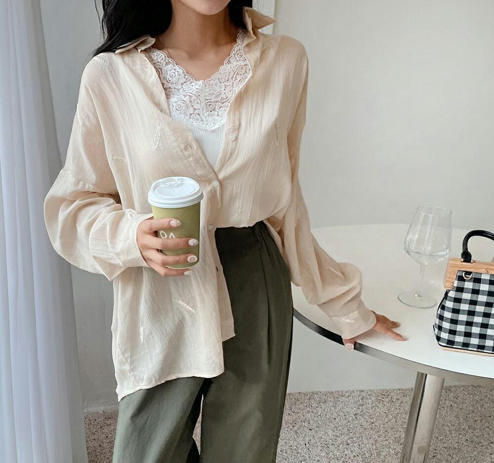 フェザー刺繍バックリボンシャツ・全1色・t64772 レディース 【bl】韓国 ファッション トップス シャツ 透け感 長袖 フェザー 刺繍 バックリボン リボン 楽ちん スリット オーバーサイズ ルーズ ゆったり フェミニン 体型カバー 細身 春 夏 NIJU