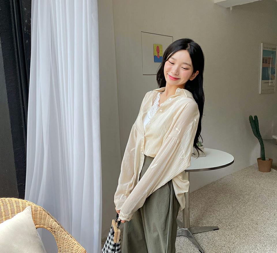 フェザー刺繍バックリボンシャツ・全1色・t64772 レディース 【bl】韓国 ファッション トップス シャツ 透け感 長袖 フェザー 刺繍 バックリボン リボン 楽ちん スリット オーバーサイズ ルーズ ゆったり フェミニン 体型カバー 細身 春 夏 NIJU