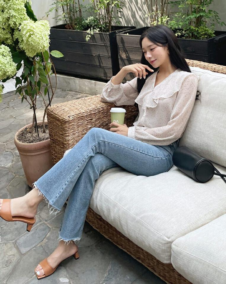 カットヘムフレアデニムパンツ・全1色・t64769 レディース 【pt】韓国 ファッション ボトムス パンツ ロング ロングパンツ ベーシック フレア デニム デニムパンツ カットオフ スリム フィット タイト 美脚 足長 細身 着痩せ 体型カーバー 春 夏 NIJU