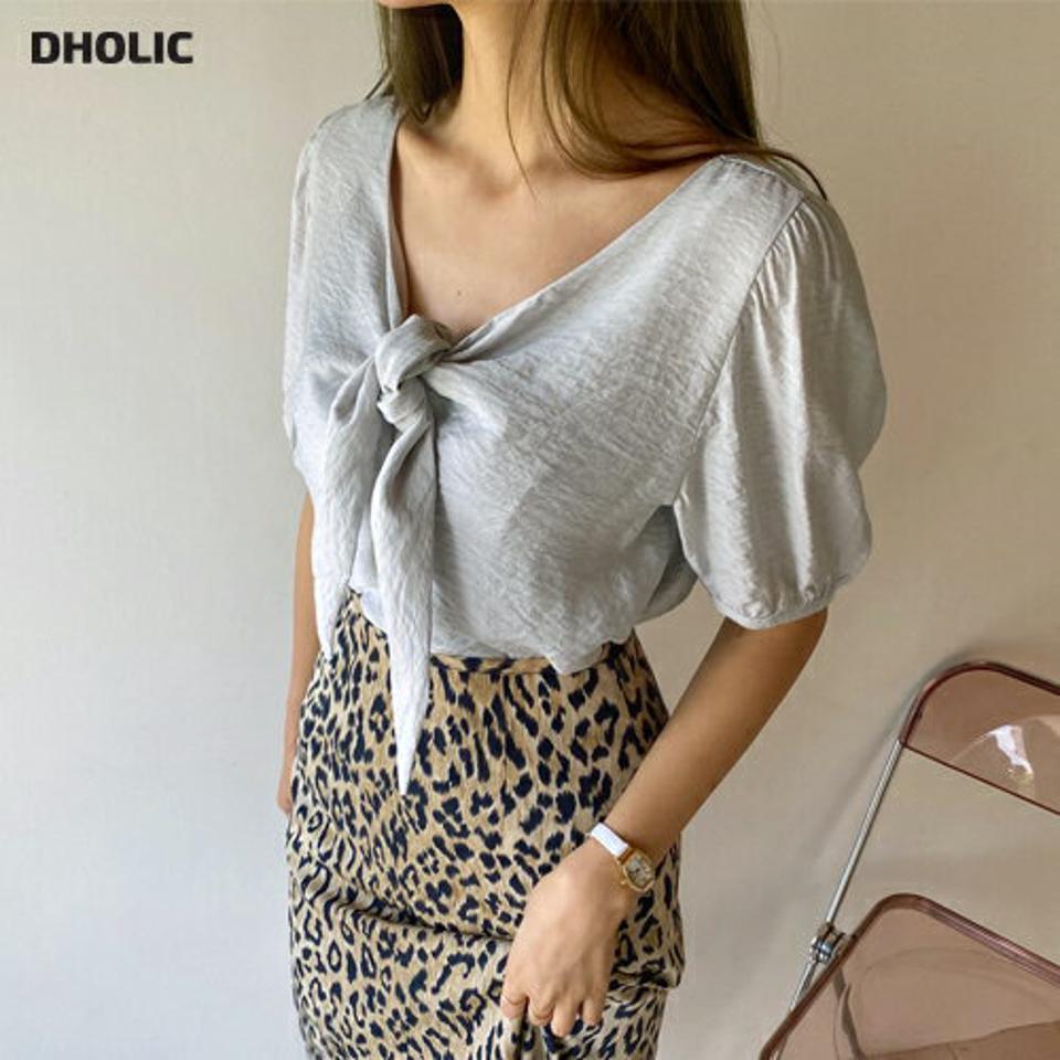 ボタンリボンブラウス・全3色・t69672 レディース 【tops】トップス ブラウス 半袖 ハーフスリーブ りぼん Vネック デコルテ 鎖骨 ガーリー 可愛い かわいい ギャザー 春 夏 韓国 ファッション ハイホリHIHOLLI