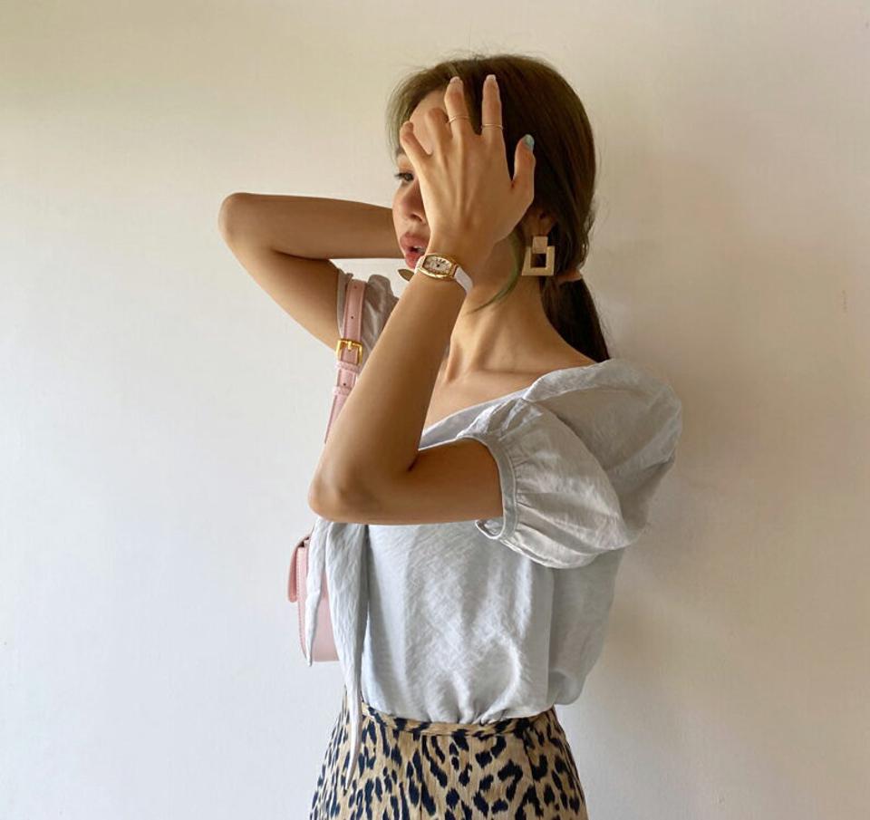 ボタンリボンブラウス・全3色・t69672 レディース 【tops】トップス ブラウス 半袖 ハーフスリーブ りぼん Vネック デコルテ 鎖骨 ガーリー 可愛い かわいい ギャザー 春 夏 韓国 ファッション ハイホリHIHOLLI