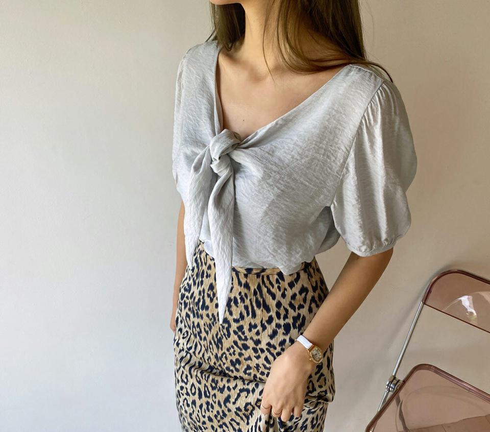 ボタンリボンブラウス・全3色・t69672 レディース 【tops】トップス ブラウス 半袖 ハーフスリーブ りぼん Vネック デコルテ 鎖骨 ガーリー 可愛い かわいい ギャザー 春 夏 韓国 ファッション ハイホリHIHOLLI