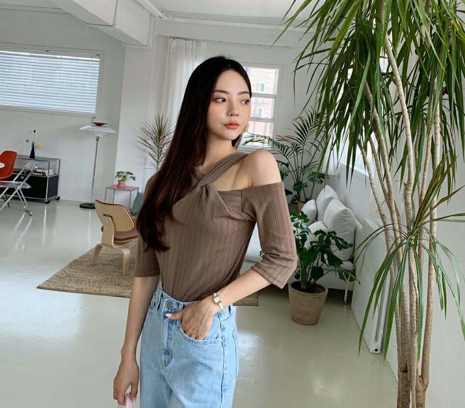 ツイストTリブシャツ・全3色・t65468 レディース 【tops】韓国 ファッション トップス Tシャツ 半袖 デイリー アンバランス ツイスト リブ フィット スリム 華奢見 体型カーバー 細身 フェミニン 夏 春