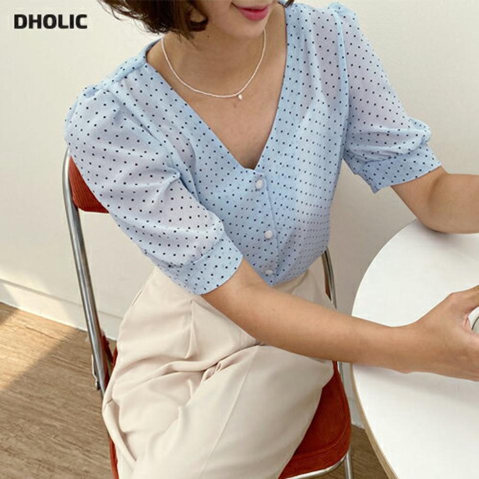 Vネックドットブラウス・全3色・t62535 レディース 【bl】韓国 ファッション トップス ブラウス 半袖 小粒 ドット パターン ガーリー Vネック ボタン パフスリーブ デコルテ フェミニン 上品 カジュアル 夏 春