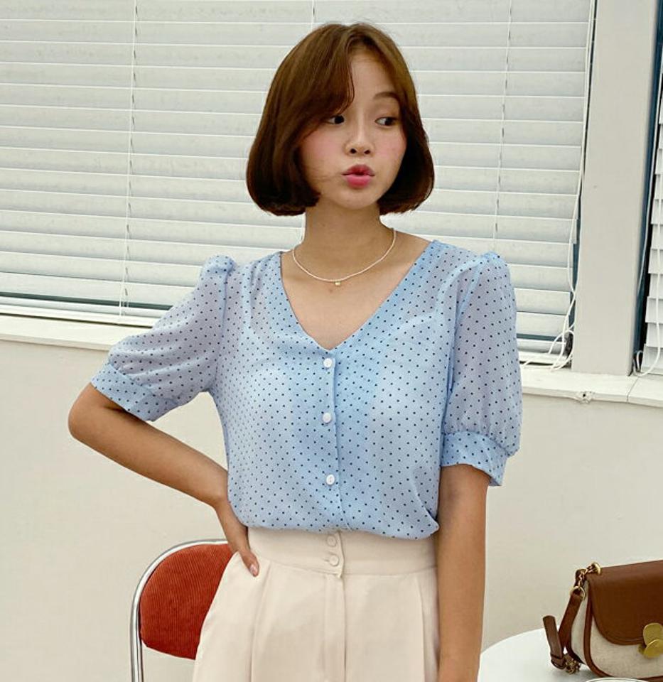 Vネックドットブラウス・全3色・t62535 レディース 【bl】韓国 ファッション トップス ブラウス 半袖 小粒 ドット パターン ガーリー Vネック ボタン パフスリーブ デコルテ フェミニン 上品 カジュアル 夏 春