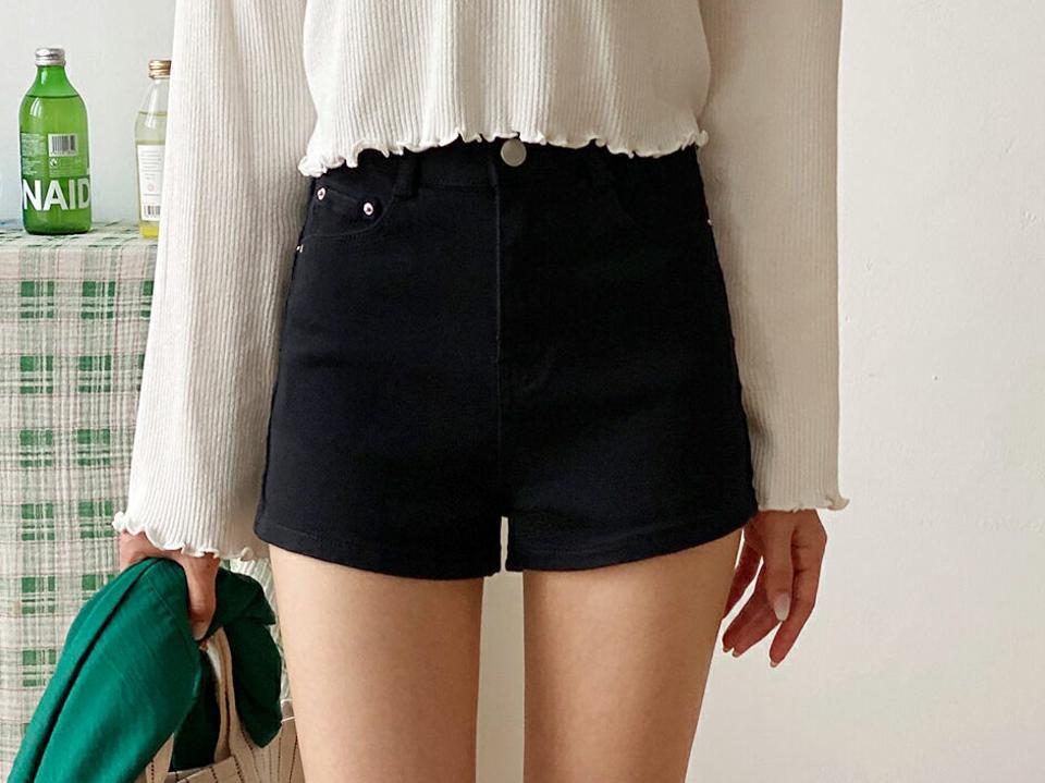 ショートパンツ・全2色・b62594 レディース 【pt】韓国 ファッション ボトムス ショート ショートパンツ スリム ベーシック ボタン ポケット シンプル フィット タイト 体型カーバー 細身 足長 着痩せ 夏 春