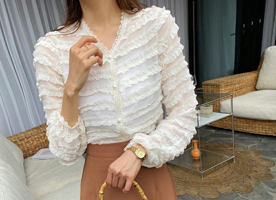レースフリルブラウス・全2色・t62584 レディース 【bl】韓国 ファッション トップス ブラウス 長袖 シアー フリル レース Vネック デコルテ パール ボタン フェミニン 上品 スリム 秋 夏 春